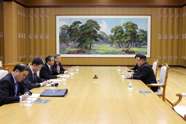 김정은(오른쪽) 북한 국무위원장이 왕이(왼쪽 뒤에서 두번째) 중국 외교담당 국무위원 겸 외교부장과 3일 평양에서 남북 정상회담 이후의 양국 입장에 대해 논의하고 있다. /평양=신화연합뉴스