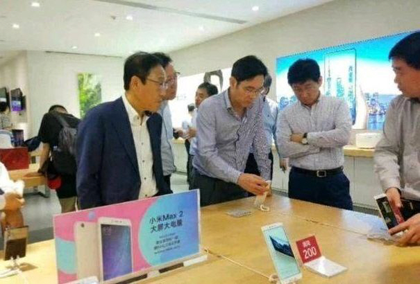 4일 한 중국 네티즌이 웨이보에 올린 사진에서 이재용 삼성전자 부회장이 김기남 사장 등 삼성전자 임직원과 함께 샤오미의 ‘미 믹스(MIX) 2S’를 들여다보고 있다./사진=웨이보
