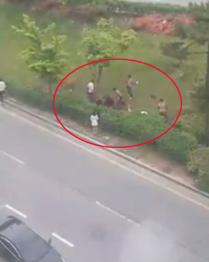 경찰이 광주에서 발생한 집단폭행 사건 피의자 2명에 대한 구속영장을 추가로 신청했다. 사진은 CCTV에 찍힌 사건 현장./연합뉴스