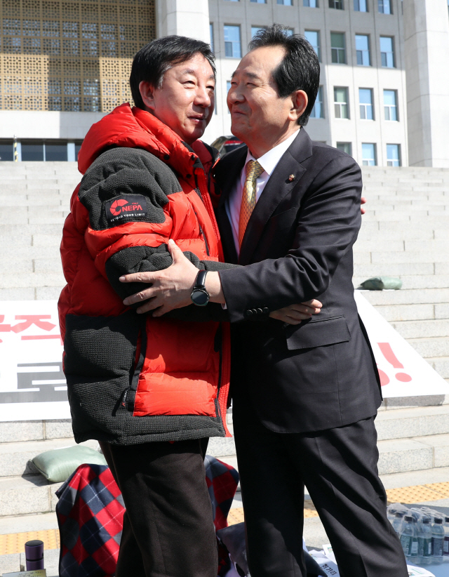 정세균(오른쪽) 국회의장이 4일 오전 국회 본청 앞에서 단식농성 중인 김성태 자유한국당 원내대표를 찾아와 인사하고 있다./연합뉴스