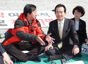 정세균 국회의장이 4일 오전 ‘드루킹’특검을 요구하며 국회 본청 앞에서 단식농성 중인 자유한국당 김성태 원내대표를 찾아 얘기하고 있다. /연합뉴스