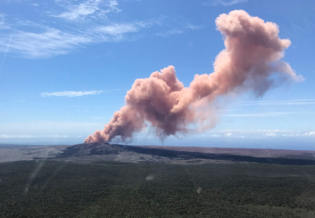 미국 하와이 주 킬라우에아 화산에서 3일(현지시간) 규모 5.0의 지진 이후 용암이 분출해 인근 주민 1만여명에 대피령이 내려졌다. /AFP