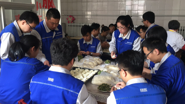 넥센타이어 중국 청도공장 임직원들이 노인복지시설에서 만두를 빚고 있다./사진제공=넥센타이어