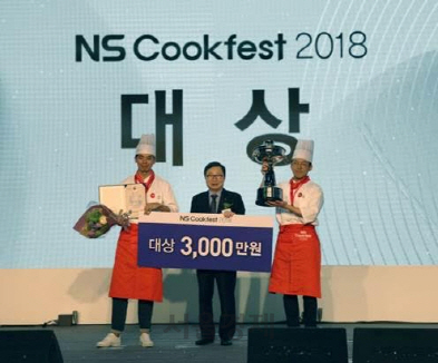 3일 서울 양재동 aT센터에서 열린 ‘NS 쿡페스트 2018’에서  NS홈쇼핑 도상철 총괄사장(가운데)과 대상 수상자 전성일(왼쪽), 배준헌 씨 팀이 사진 촬영을 하고 있다.   /사진제공=NS홈쇼핑