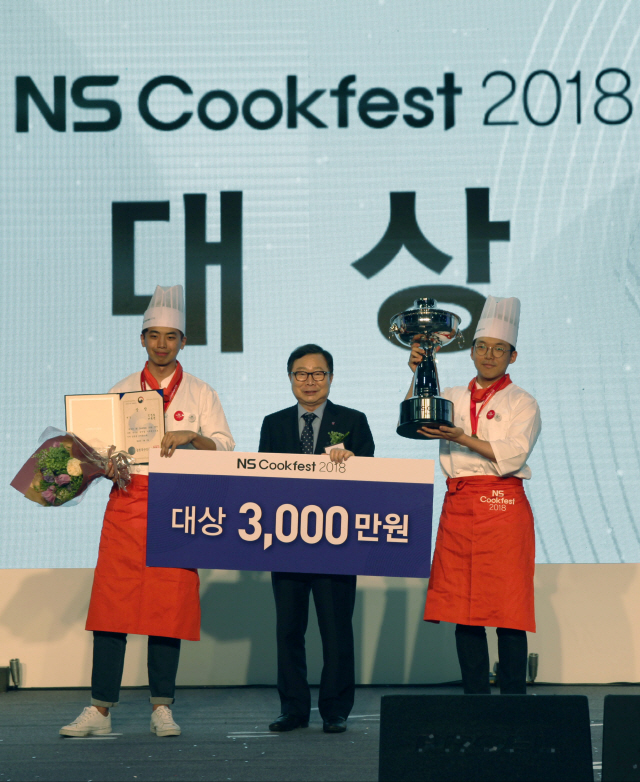 도상철(가운데) NS홈쇼핑 사장이 3일 서울 양재 aT센터에서 열린 ‘NS Cookfest 2018’본선 대회에서 대상 수상자 전성일 (왼쪽)씨 등과 함께 기념촬영을 하고 있다. 올해로 11년째를 맞은 이번 대회에는 서류심사를 통과한 100팀이 참여해 기량을 겨뤘다./사진제공=NS홈쇼핑