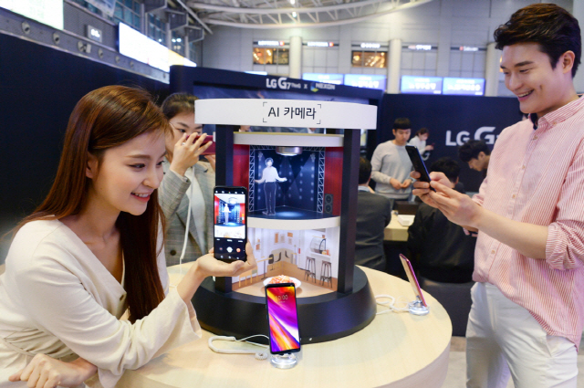 LG전자 모델들이 신규 프리미엄 스마트폰 ‘G7 씽큐(ThinQ)’를 소개하고 있다. /사진제공=LG전자