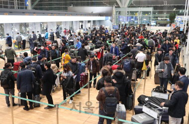 인천국제공항 제2여객터미널 개장일인 18일 2여객터미널 3층 출국장에 여행객들이 수속을 위해 길게 줄지어 서있다./영종도=이호재기자.