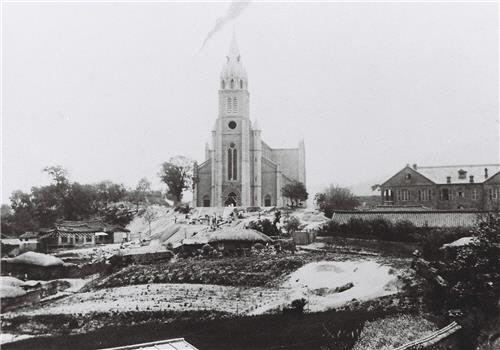 1898년 명동대성당 축성 직후 모습