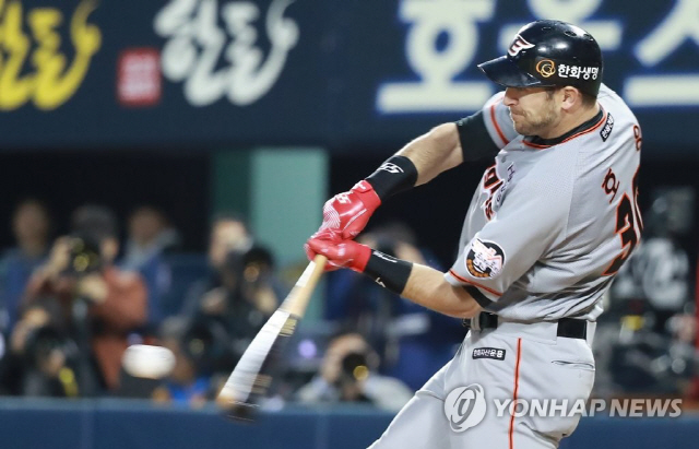 ‘복덩이’ 호잉 9회 역전 3점포…한화, 삼성 꺾고 4연승 질주