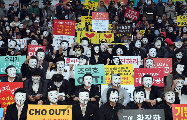 4일 서울 광화문광장에서 대한항공 직원들이 저항의 상징인 ‘벤데타 가면’을 쓰고 촛불집회를 하고 있다.  /이호재기자