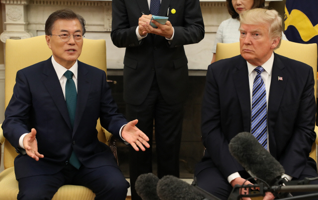 지난해 6월 30일 백악관에서 문재인 대통령이 도널드 트럼프 미국 대통령과 첫 정상회담을 하기 위해 자리를 같이 하고 있다.