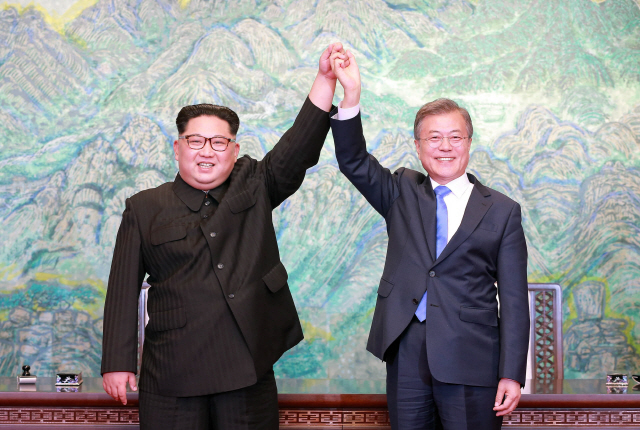 문재인(오른쪽) 대통령과 김정은 국무위원장 /연합뉴스