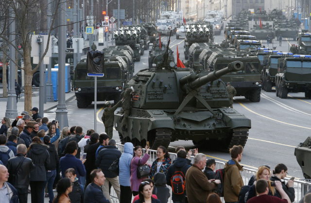 지난해 5월 모스크바 시내에서 군사용 차량들이 러시아 전승 기념일 군사 퍼레이드를 위한 리허설을 하고 있다. /모스크바=로이터연합뉴스