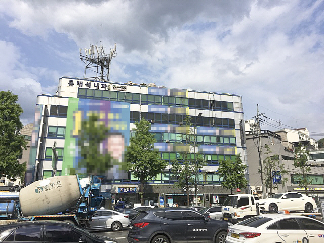 서울 중구 약수동 인근 한 상가 건물이 지방선거 예비후보자의 현수막이 걸려 있다.