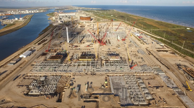 국제유가가 오르면서 미국이 셰일가스 수출을 위해 남부 멕시코만의 프리포트에LNG터미널 건설에 박차를 가하고 있다.