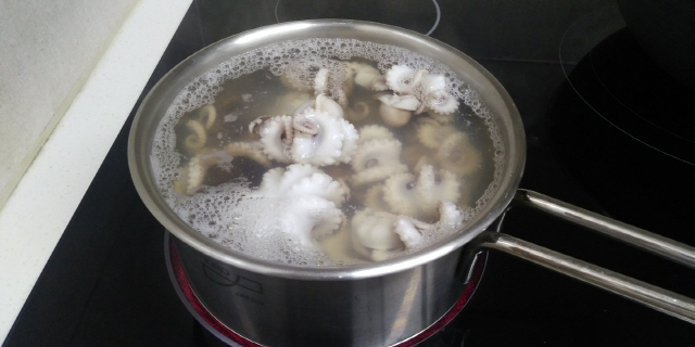 불순물을 제거한 주꾸미를 끓는 물에 20~30초간 데친다.