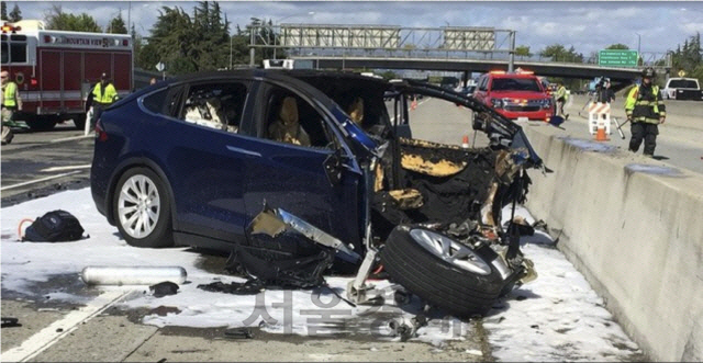 자율주행 기능이 탑재된 테슬라의 전기차 ‘모델X’가 지난 3월 미국 캘리포니아 주에서 교통사고 후 심하게 훼손돼 있다. /AP연합뉴스