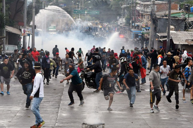 지난해 12월 온두라스 시내에서 대선 개표 부정에 항의하는 시민들이 군경의 진압에 의해 해산되고 있다. /연합뉴스