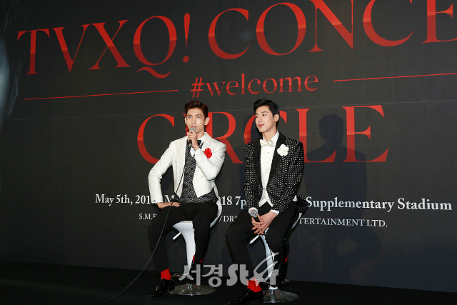 동방신기(TVXQ) 멤버 최강창민과 유노윤호가 6일 오후 서울 송파구 잠실동 잠실올림픽주경기장에서 열린 단독 콘서트 ‘TVXQ! CONCERT -CIRCLE- #welcome’ 기자회견에 참석해 질의응답 시간을 갖고 있다.