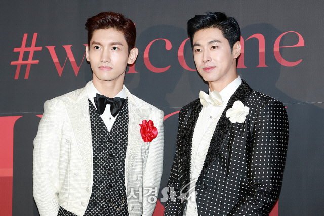 동방신기(TVXQ) 멤버 최강창민과 유노윤호가 6일 오후 서울 송파구 잠실동 잠실올림픽주경기장에서 열린 단독 콘서트 ‘TVXQ! CONCERT -CIRCLE- #welcome’ 기자회견에 참석해 포즈를 취하고 있다.