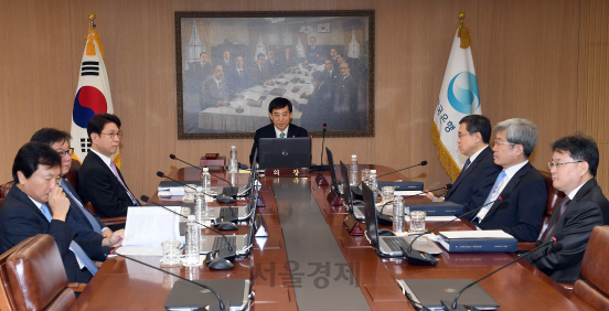 한국은행에서 열린 금융통화위원회에 참석한 이주열 한국은행 총재가 회의시작전 위원들과 관련서류를 검토하고 있다