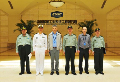 중국선박공업집단을 견학한 마오쩌둥 손자 마오신위(맨 왼쪽)