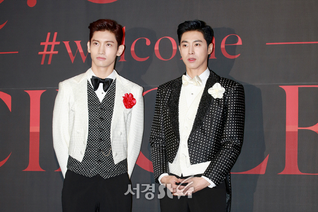 동방신기(TVXQ) 멤버 최강창민과 유노윤호가 6일 오후 서울 송파구 잠실동 잠실올림픽주경기장에서 열린 단독 콘서트 ‘TVXQ! CONCERT -CIRCLE- #welcome’ 기자회견에 참석해 포즈를 취하고 있다.