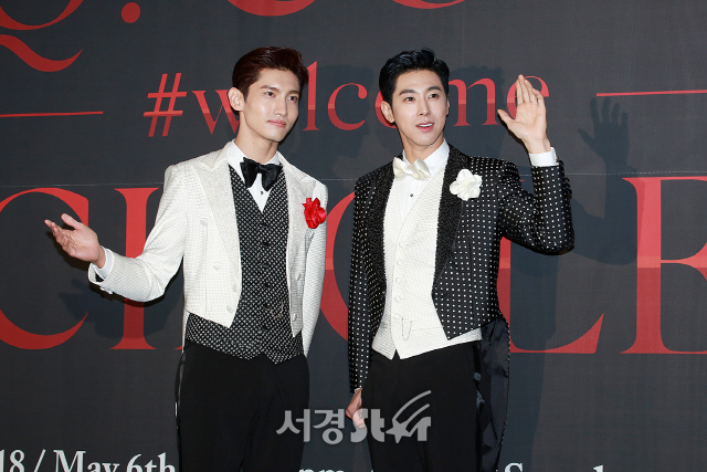 동방신기(TVXQ) 멤버 최강창민과 유노윤호가 6일 오후 서울 송파구 잠실동 잠실올림픽주경기장에서 열린 단독 콘서트 ‘TVXQ! CONCERT -CIRCLE- #welcome’ 기자회견에 참석해 포즈를 취하고 있다.