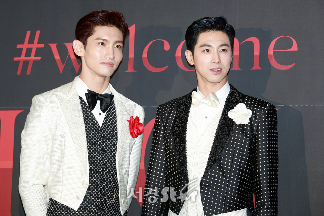 동방신기(TVXQ) 멤버 최강창민과 유노윤호가 6일 오후 서울 송파구 잠실동 잠실올림픽주경기장에서 열린 단독 콘서트 ‘TVXQ! CONCERT -CIRCLE- #welcome’ 기자회견에 참석해 포즈를 취하고 있다.