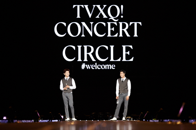 6일 서울 송파구 잠실운동장 보조경기장에서 열린 ‘TVXQ 콘서트-서클#웰컴’에서 동방신기가 화려한 무대를 선보이고 있다/사진제공=SM엔터테인먼트