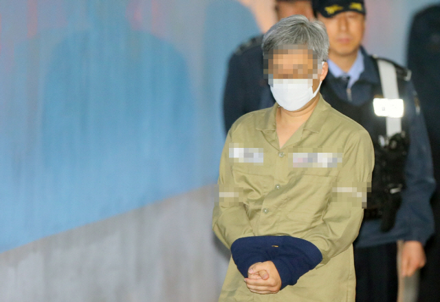 네이버 댓글 여론조작 혐의를 받는 파워블로거 ‘드루킹’ 김모(49) 씨가 2일 오전 서울 중앙지법에서 열린 첫 공판에 출석하고 있다./연합뉴스