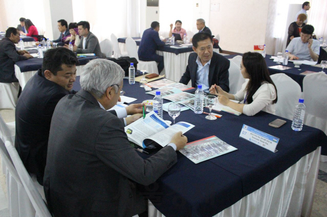 중부발전 ‘K-장보고 시장개척단 프로젝트’에 참가한 협력 중소기업들이 우즈베키스탄에서 바이어와 수출상담을 진행하고 있다.