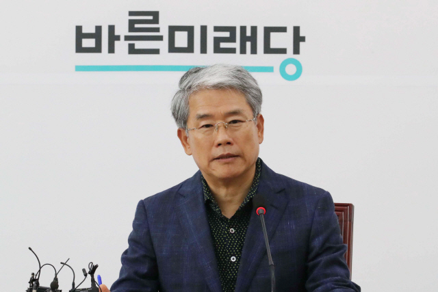 김동철 바른미래당 원내대표가 7일 오후 국회에서 긴급 기자회견을 열고 발언하고 있다./연합뉴스