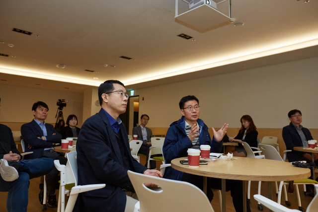 SK하이닉스 사회적 가치(SV) 혁신협의체 직원들이 지난달 24일 서울 성수동 헤이그라운드에서 SV 창출 사례 강연을 들으며 아이디어를 모으고 있다./사진제공=SK하이닉스