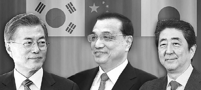 문재인(왼쪽부터) 대통령, 리커창 중국 총리, 아베 신조 일본 총리가 9일 일본에서 3국 정상회담을 연다. 특별성명에 ‘CVID’ 문구 포함 여부를 놓고 줄다리기를 벌일 것으로 보인다. /연합뉴스