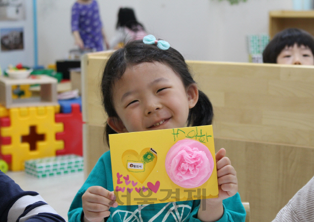 어버이날을 앞둔 지난 4일 서울 종로구 서린동 소재 SK행복어린이집에서 어린이들이 부모님께 드릴 꽃과 카드를 만들고 있다./SK그룹 제공