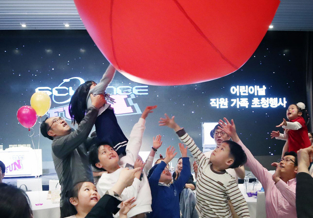 지난 5일 어린이날과 7일 이틀간 서울 여의도 글래드호텔에서 대림산업이 개최한 ‘사이언스 펀(fun)쇼’에 참석한 임직원 가족들이 대형 풍선 놀이를 하고 있다. /사진제공=대림산업