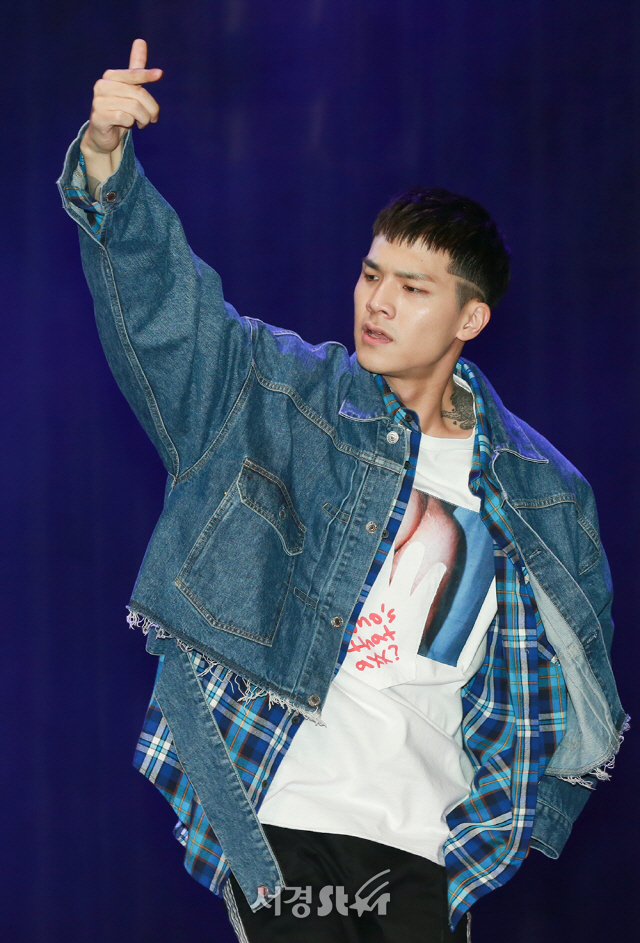 창조가 8일 오후 서울 강남구 SAC 아트센터에서 열린 틴탑(TEEN TOP)의 여덟 번째 미니앨범 ‘서울 밤(SEOUL NIGHT)’ 발매 기념 쇼케이스에 참석해 무대를 선보이고 있다.