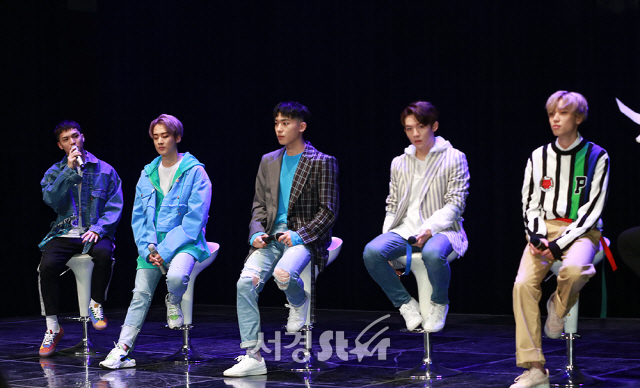 틴탑이 8일 오후 서울 강남구 SAC 아트센터에서 열린 틴탑(TEEN TOP)의 여덟 번째 미니앨범 ‘서울 밤(SEOUL NIGHT)’ 발매 기념 쇼케이스에 참석하고 있다.