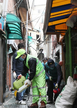 서울시 관계자들이 종로구의 한 주택가에서 전염병 예방을 위한 방역활동을 하고 있다. /연합뉴스