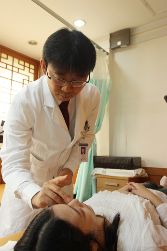 김규석 경희대한방병원 한방피부센터장이 한 여성 피부질환자에게 침 치료를 하고 있다. /사진제공=경희대한방병원