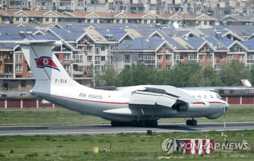 중국 다롄 공항에 북한 전용기가 착륙하고 있다./출처=연합뉴스
