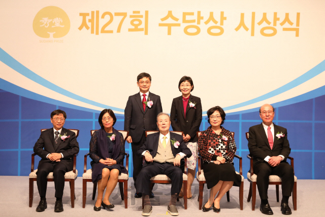 김상하(앞줄 가운데) 삼양그룹 수당재단 이사장이 8일 서울 중구 소공동 롯데호텔에서 열린 ‘제27회 수당상 시상식’에서  최의주(〃 왼쪽) 고려대 생명과학부 교수와 임현진(〃 오른쪽) 서울대 사회학과 명예교수, 이병호(뒷줄 왼쪽) 서울대 전기·정보공학부 교수 등 수상자들과 함께 기념촬영을 위해 포즈를 취하고 있다. /사진제공=삼양그룹