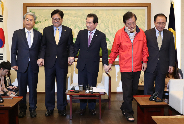 8일 오전 국회 의장접견실에서 열린 국회의장-교섭단체 원내대표 회동에서 김동철(왼쪽부터) 바른미래당 원내대표, 우원식 더불어민주당 원내대표, 정세균 국회의장, 김성태 자유한국당 원내대표, 노회찬 ‘평화와정의의의원모임’ 원내대표가 굳은 표정으로 기념촬영에 응하고 있다. /연합뉴스