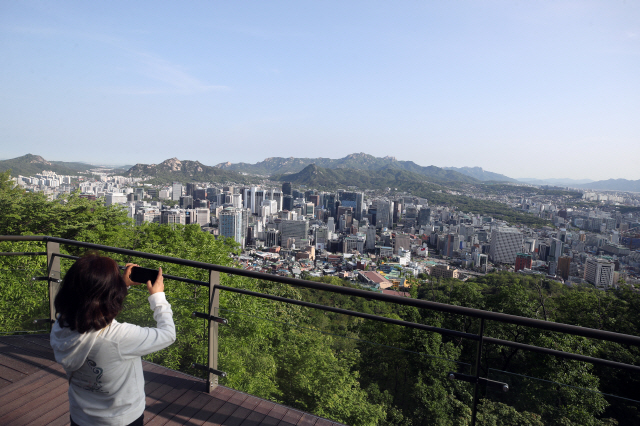 누가 말끔히 청소해놓은 것 같은 도심      (서울=연합뉴스) 임헌정 기자 = 서울을 비롯한 수도권 지역의 미세먼지 농도가 ‘맑음’ 수준을 보인 8일 오전 서울 중구 남산에서 바라본 도심이 말끔하게 보이고 있다. 2018.5.8      kane@yna.co.kr  (끝)      <저작권자(c) 연합뉴스, 무단 전재-재배포 금지>