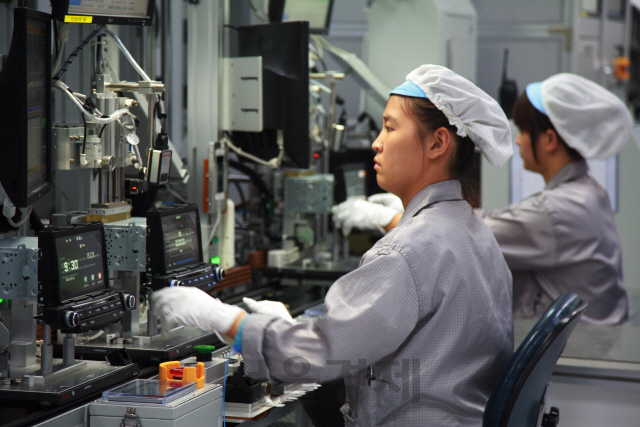 프리미엄 사운드 시스템을 생산하는 현대모비스 중국 톈진 공장에서 현지 직원들이 업무를 보고 있다. /사진제공=현대모비스