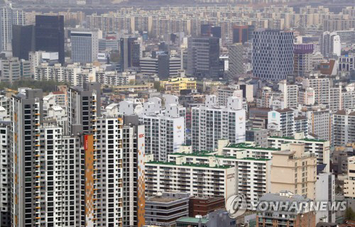 8일 국토교통부와 서울시가 발표한 ‘2017년도 서울시 주거실태조사 결과’에 따르면 서울 집값은 연 소득 대비 9배 가까이 높았다./연합뉴스