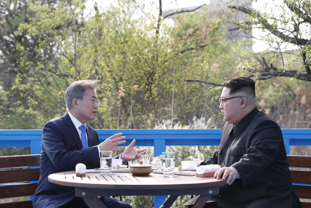 문재인 대통령과 북한 김정은 국무위원장이 지난 4월 27일 판문점 도보다리에서 대화를 나누고 있다. /연합뉴스