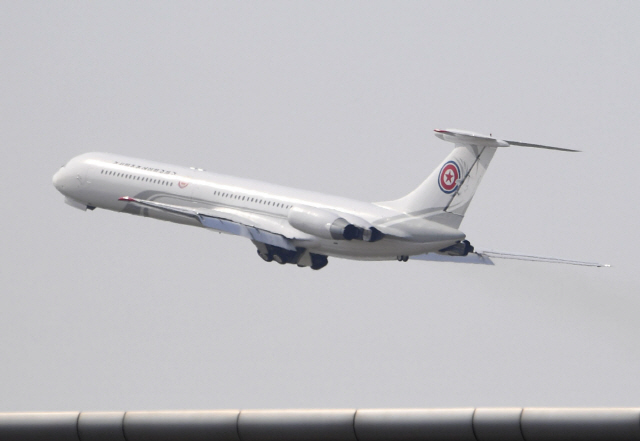 8일 중국 랴오닝성 다롄공항에서 김정은 북한 국무위원장이 탑승한 전용기가 이륙하고 있다./교도통신·연합뉴스