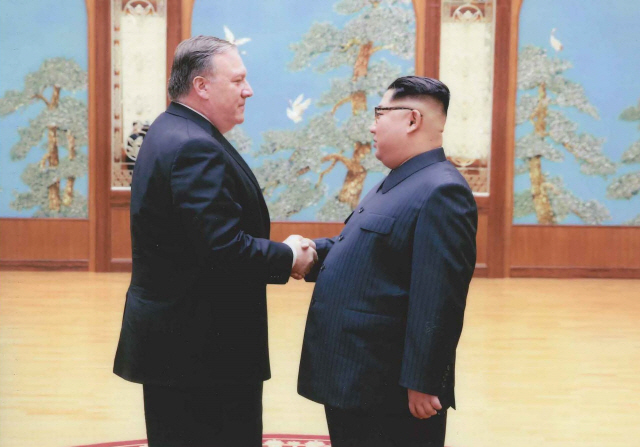 마이크 폼페이오 미국 국무부 장관과 김정은 북한 국무위원장이 지난 3월 말~4월 초 북한에서 만나 악수를 하고 있다. /연합뉴스
